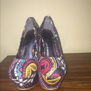 Colorful printed wedges.